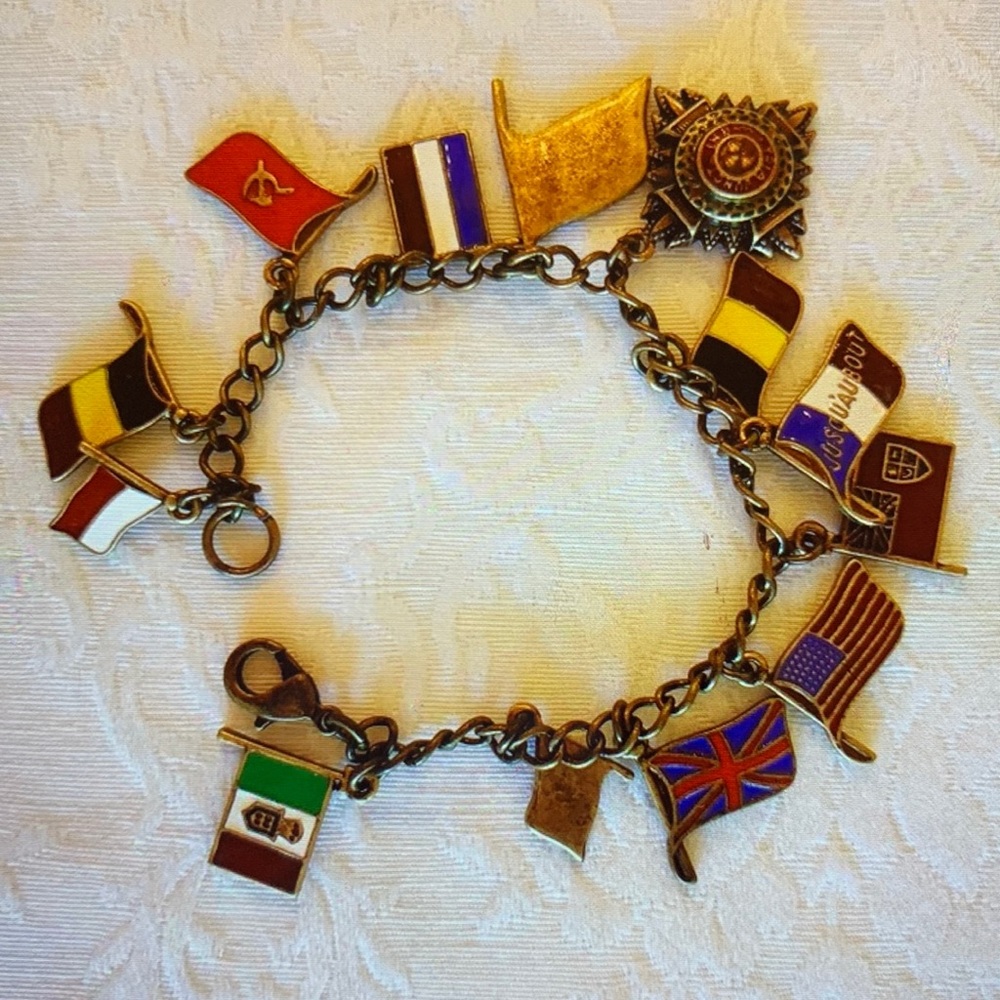 BANANA 🍌 REPUBLIC Vintage Brass painted flags bracelet.